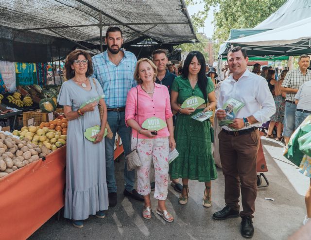 Méndez, en su visita al mercadillo de Molina: “Existen problemas de competencia desleal ante una inmigración irregular que nosotros queremos ordenar” - 1, Foto 1