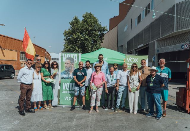 Méndez, en su visita al mercadillo de Molina: “Existen problemas de competencia desleal ante una inmigración irregular que nosotros queremos ordenar” - 2, Foto 2