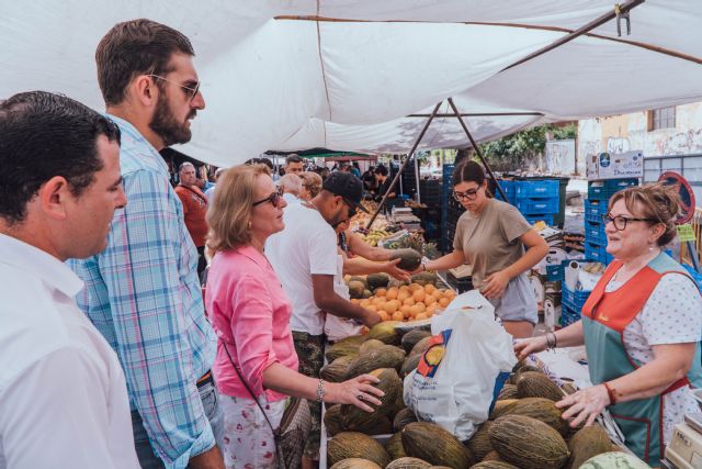 Méndez, en su visita al mercadillo de Molina: “Existen problemas de competencia desleal ante una inmigración irregular que nosotros queremos ordenar” - 3, Foto 3