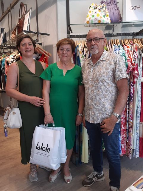 Entrega del premio de 1.000 euros a María Dolores Garre, ganadora de la campaña comercial “El verano tiene premio” - 1, Foto 1