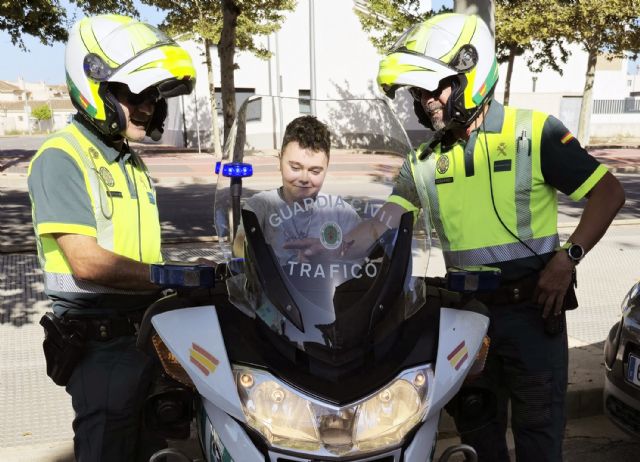 La Guardia Civil visita en Torre Pacheco a Iván, un niño diagnosticado de distrofia muscular de Duchenne y Becker - 1, Foto 1