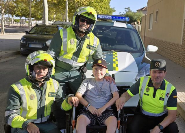 La Guardia Civil visita en Torre Pacheco a Iván, un niño diagnosticado de distrofia muscular de Duchenne y Becker - 3, Foto 3