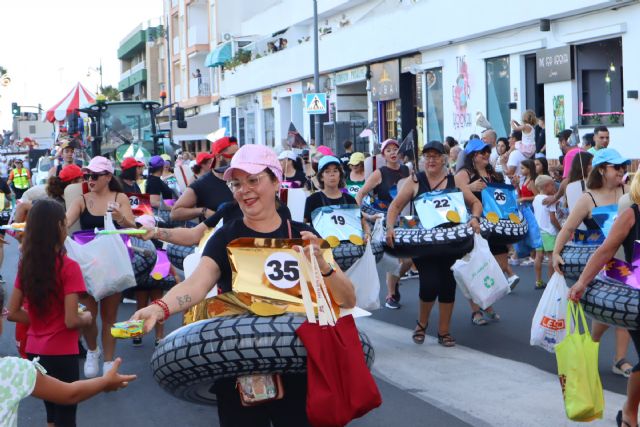 El desfile de carrozas cierra las fiestas en honor a San Pedro Apóstol - 3, Foto 3