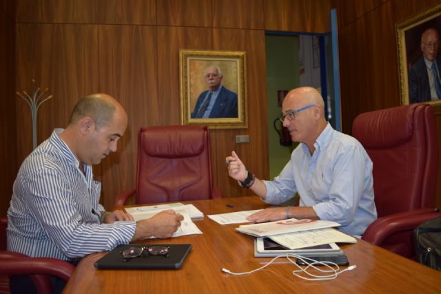 Reunión consejero de Desarrollo Económico, Turismo y Empleo y presidente de la Cámara de Comercio - 1, Foto 1