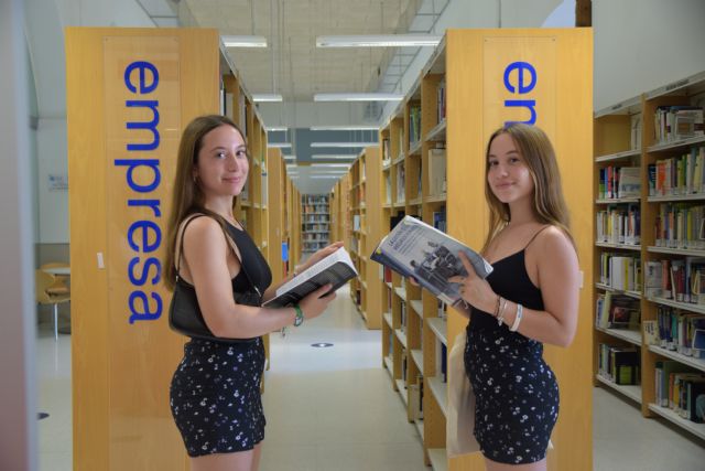 Gemelas hasta el TFG: dos hermanas presentan el mismo día sus trabajos finales en ADE - 1, Foto 1