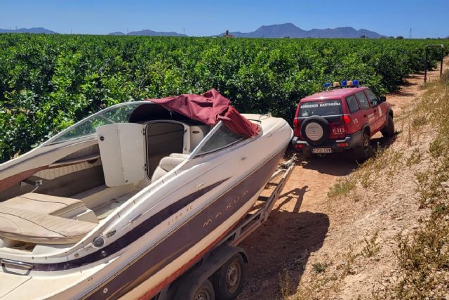 La Policía Local de Cartagena recupera un barco robado en Cabo de Palos oculto en un campo de limoneros - 1, Foto 1