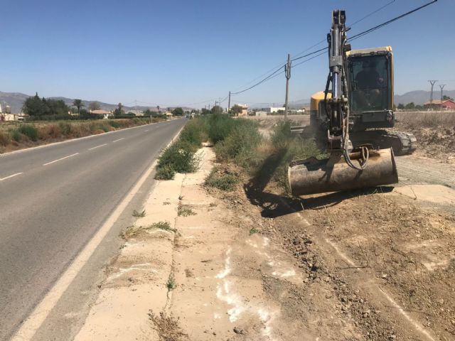 Avanzan las tareas de desbrozado de cunetas en la antigua carretera de Águilas - 2, Foto 2