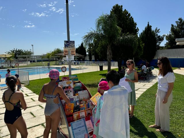 El servicio de 'Bibliopiscina' seguirá en marcha durante el mes de agosto para fomentar la lectura en las piscinas de verano de Puerto Lumbreras - 2, Foto 2