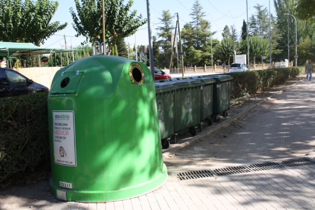 Instalados dos contenedores de vidrio en la zona de las barracas - 1, Foto 1