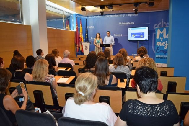 La Comunidad reconoce al personal de su protocolo distinguido en Europa por acercar al empleo a mujeres maltratadas - 1, Foto 1