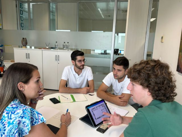 La concejal de Juventud se reúne con el Club de Debate El Pasico - 1, Foto 1