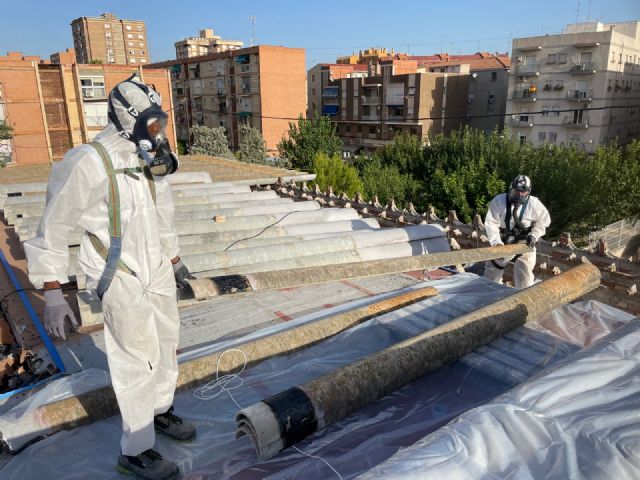 El Ayuntamiento de Murcia culmina con éxito la eliminación de 5.000 m2 de fibrocemento en 12 centros educativos antes del inicio de curso - 1, Foto 1