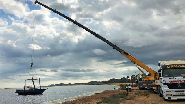 Medio Ambiente retira una embarcación de diez metros semivarada en la playa de Los Urrutias - 1, Foto 1