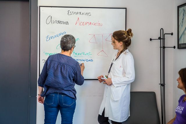 Enfermera en Salud mental en una sesión psicoeducativa.  Foto: Creus/García. Banco de Imágenes Enfermeras, Foto 1