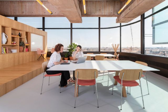 Trabajo híbrido y recesión: El 82 % de los directores financieros apuesta por el coworking para ahorrar en costes - 1, Foto 1