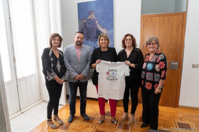 El Ayuntamiento se une a la campaña de camisetas solidarias de APANDA bajo el lema ´La Vida es Cool´ - 1, Foto 1