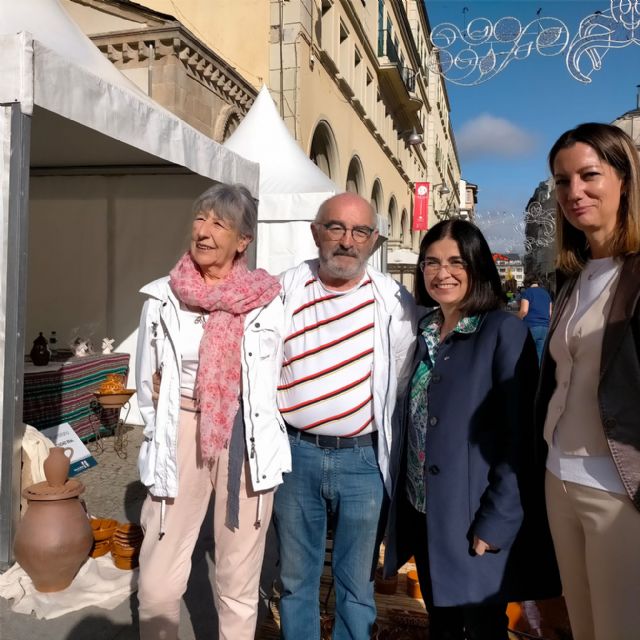 La ministra de Sanidad, Carolina Darias, visita el stand del Alfar Arias en la Feria de Olería de Lugo donde pudo conocer de primera mano la alfarería popular de Puertollano - 1, Foto 1