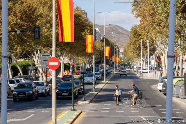 El Ayuntamiento reparte mil banderas de España este miércoles en la plaza Juan XXIII de Cartagena - 1, Foto 1