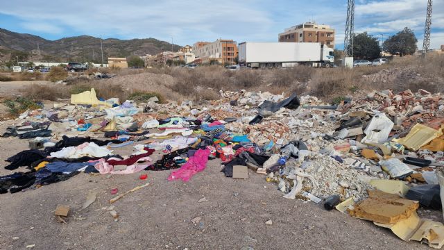 El PSOE de Lorca denuncia la transformación de un solar en La Viña en un vertedero incontrolado - 1, Foto 1