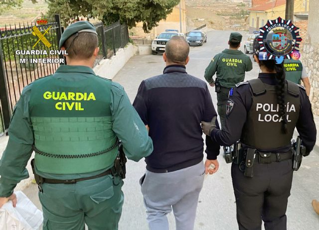 La Guardia Civil y la Policía Local de Jumilla desmantelan tres 'supermercados de droga' en varios inmuebles de la localidad - 1, Foto 1