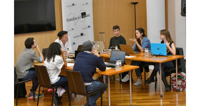 Sesiones de trabajo del X Laboratorio de Escritura de Guion de Largometraje, celebrada en Barcelona y tutorizada por José Luis Guerín. © Marta Pich / Fundación SGAE, Foto 1