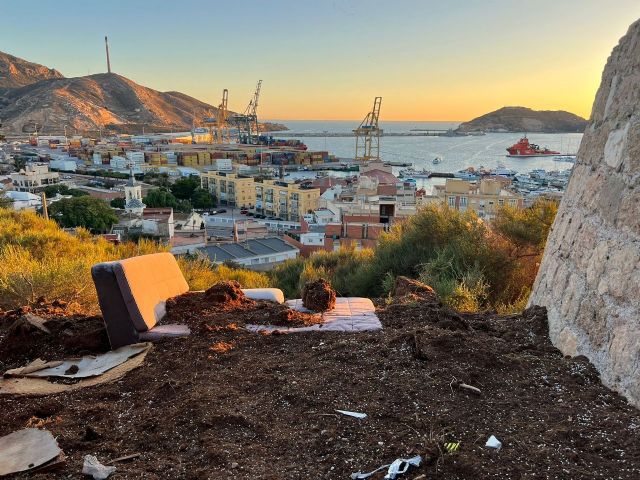 MC pone a la vista la dejadez y el abandono del Castillo de los Moros por parte del Gobierno local - 1, Foto 1