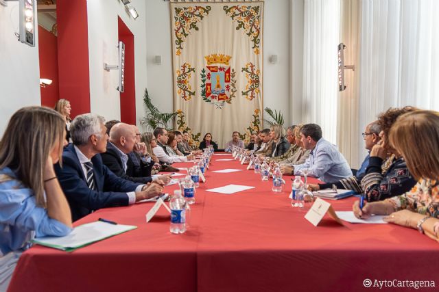 La alcaldesa trasladará al Ministerio las dudas que genera a los vecinos la instalación del campamento para migrantes y su oposición al CETI - 1, Foto 1