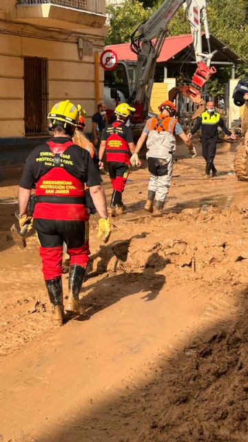 Los efectivos del contingente de ayuda trabajan hoy en la retirada de enseres y muebles en Picaña - 3, Foto 3