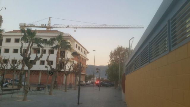 Cambiemos Murcia exige al Ayuntamiento que tome medidas con la grúa abandonada junto al colegio de Los Dolores - 1, Foto 1