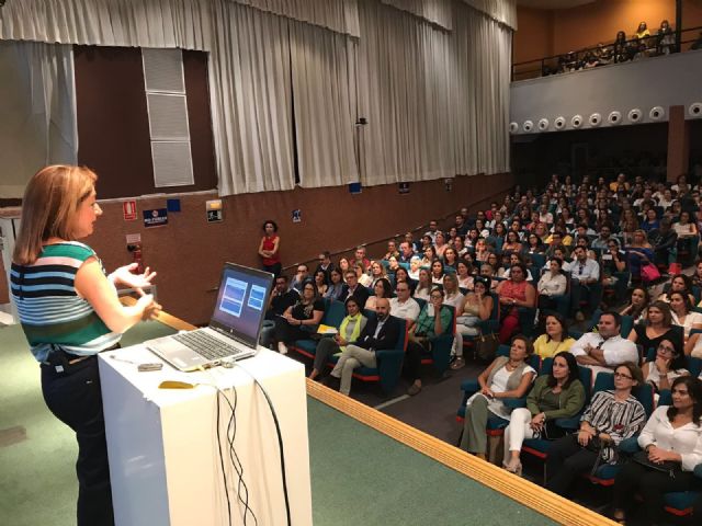 Más de 1.500 padres de alumnos se inscriben en dos meses en 'La Escuela de Familias' de la Comunidad - 1, Foto 1