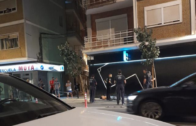 Vecinos del Residencial Santa Fe de Lorca piden auxilio por los conflictos que genera un salón de juegos - 1, Foto 1