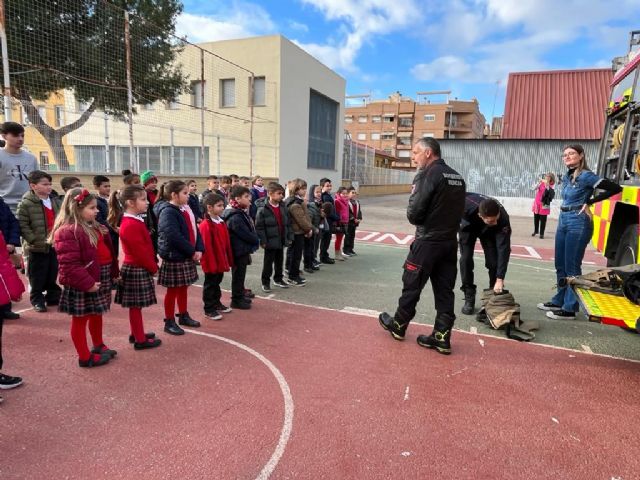 52 Alumnos del CEIP Marco de Puente Tocinos reciben la visita del cuerpo de bomberos - 1, Foto 1