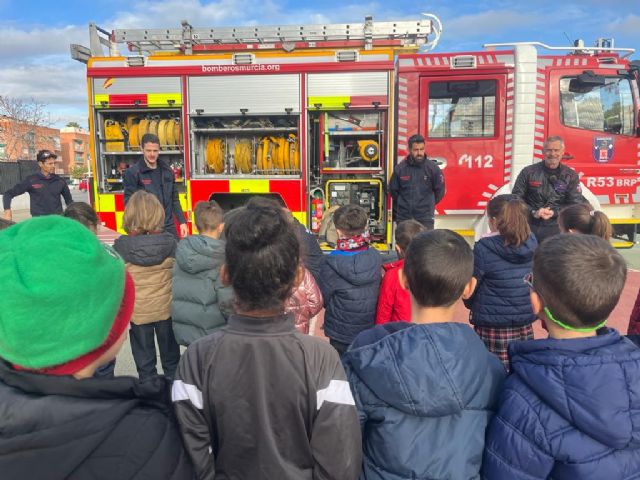 52 Alumnos del CEIP Marco de Puente Tocinos reciben la visita del cuerpo de bomberos - 2, Foto 2