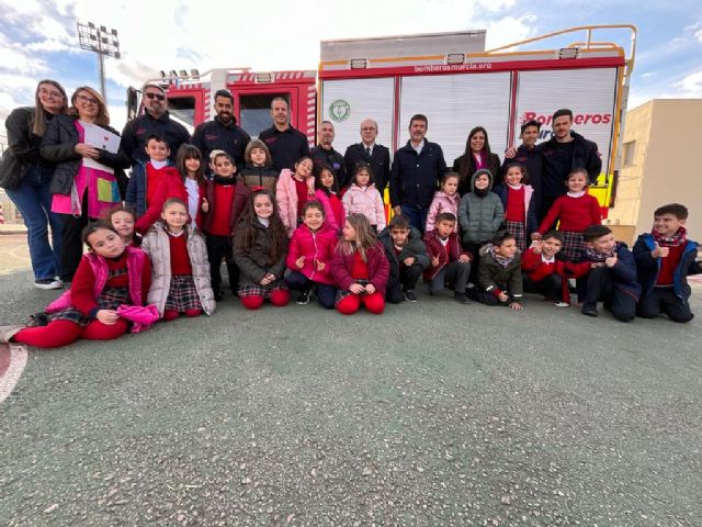 52 Alumnos del CEIP Marco de Puente Tocinos reciben la visita del cuerpo de bomberos - 4, Foto 4