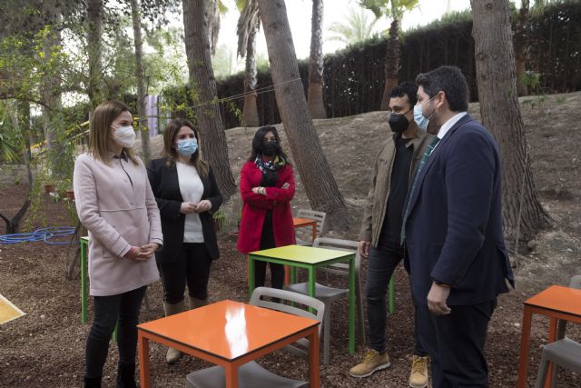 López Miras pide que el protocolo de vacunación considere como personal esencial a docentes y miembros de Fuerzas de Seguridad y Emergencias - 1, Foto 1