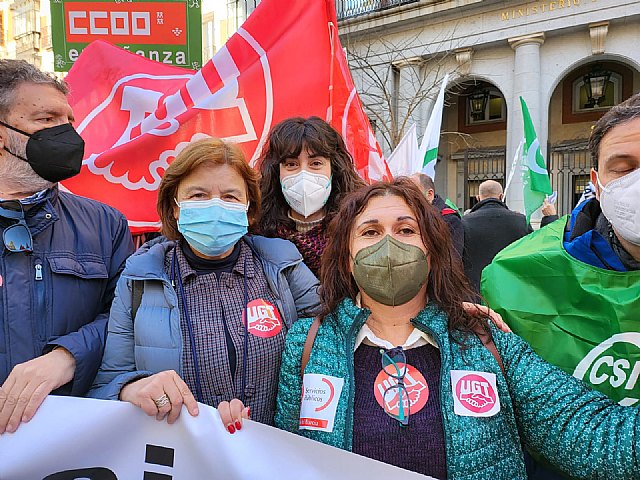 UGT Servicios Públicos en la Región de Murcia se concentran ante el Ministerio de Educación - 1, Foto 1