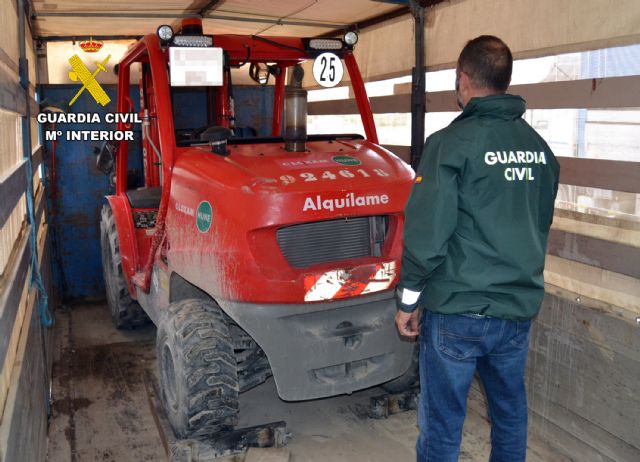 La Guardia Civil desarticula un grupo delictivo que sustraía carretillas elevadoras - 1, Foto 1