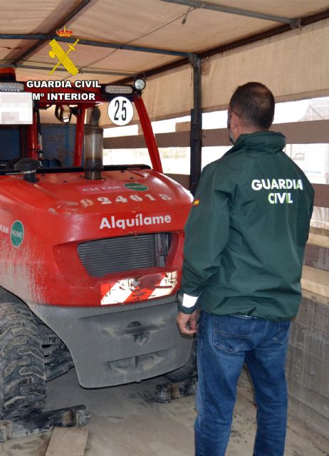 La Guardia Civil desarticula un grupo delictivo que sustraía carretillas elevadoras - 2, Foto 2