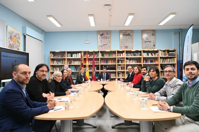 López Miras anuncia la implantación en Cartagena de un programa contra el abandono educativo en alumnos vulnerables - 1, Foto 1