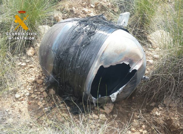 La Guardia Civil recoge en un terreno rural de Hellín un fragmento aeroespacial de titanio - 1, Foto 1