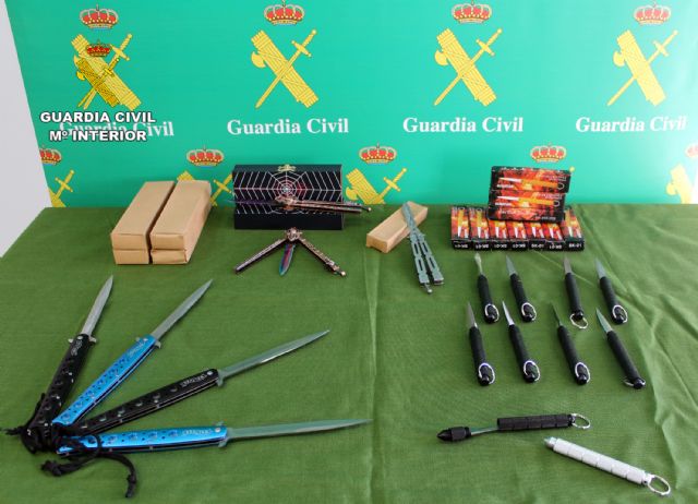 La Guardia Civil ha incautado en un domicilio de Murcia una veintena de armas blancas prohibidas - 1, Foto 1