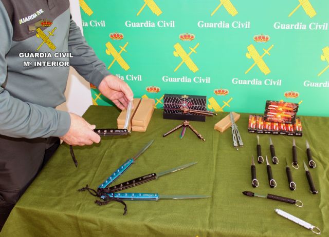 La Guardia Civil ha incautado en un domicilio de Murcia una veintena de armas blancas prohibidas - 2, Foto 2