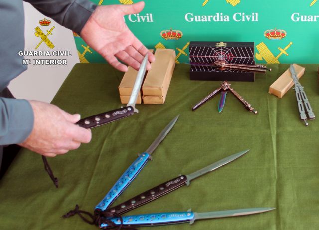 La Guardia Civil ha incautado en un domicilio de Murcia una veintena de armas blancas prohibidas - 3, Foto 3