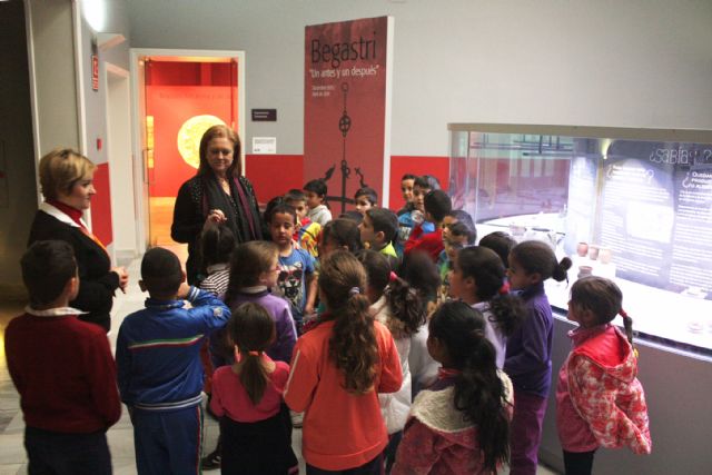 El Museo Arqueológico muestra a los escolares cómo era la vida de las mujeres en la prehistoria - 1, Foto 1