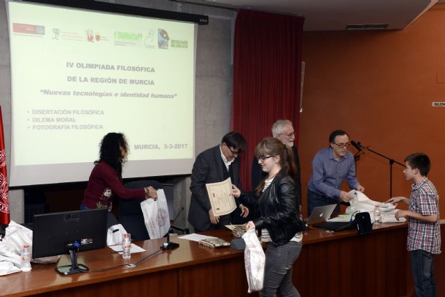 Premios a los ganadores de la Olimpiada de Filosofía de la Región de Murcia - 1, Foto 1