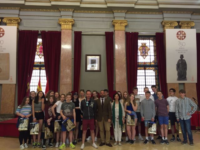 Rafa Gómez recibe a 23 alumnos ingleses en el Ayuntamiento de Murcia - 1, Foto 1