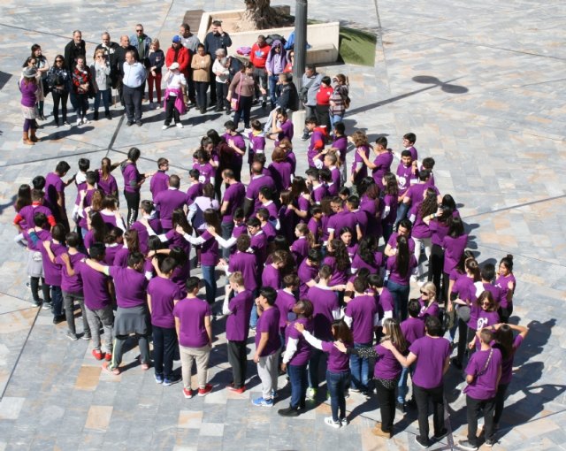 Los estudiantes laten por la Igualdad organizando un corazón humano en la plaza de la Balsa Vieja a través de la actividad de sensibilización “Latidos con igualdad”, Foto 1