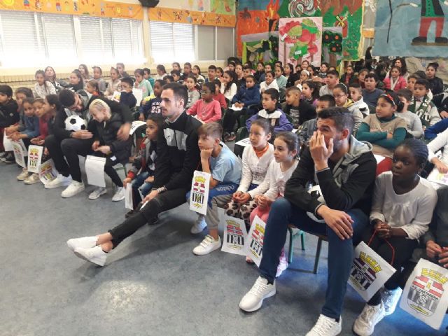 Jugadores del F.C. Cartagena mantienen un encuentro con alumnos del CEIP Stella Maris - 1, Foto 1