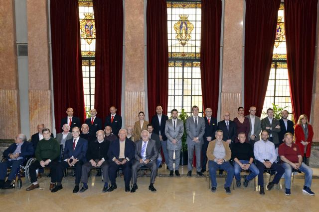 El Ayuntamiento de Murcia homenajea la labor de los bomberos jubilados, con motivo de las fiestas de su Patrón - 2, Foto 2