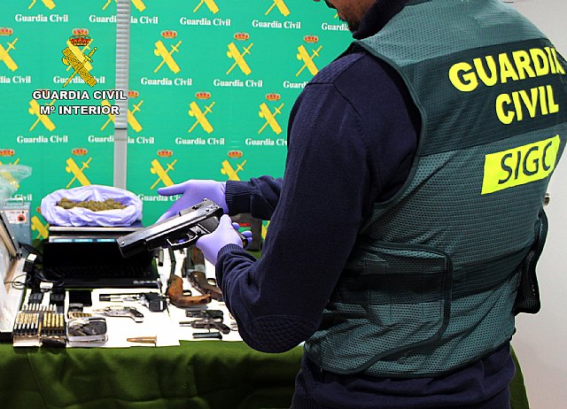 La Guardia Civil arresta a dos individuos y retira del mercado ‘negro’ una decena de armas de fuego ilegales y 23 kilos de droga - 1, Foto 1